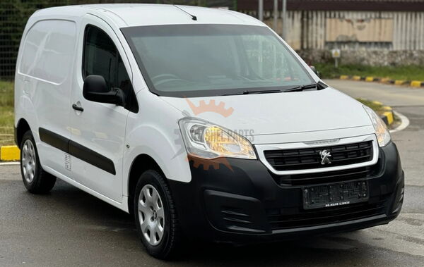 Фар за Citroen Berlingo 2008-2012, Peugeot Partner 2015-2019 - Пасажерска страна